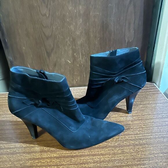 Elegant Black Ankle Boots - Picture 1 of 7